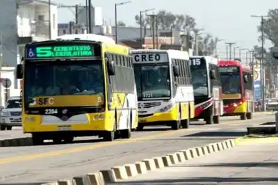 Hay acuerdo entre empresarios y el gremio
de choferes: se levanta el paro de colectivos