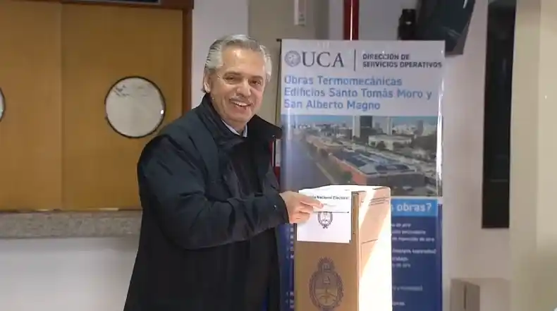 El presidente Alberto Fernández votó y dijo:  "Confío que todo sea en orden y en paz"
