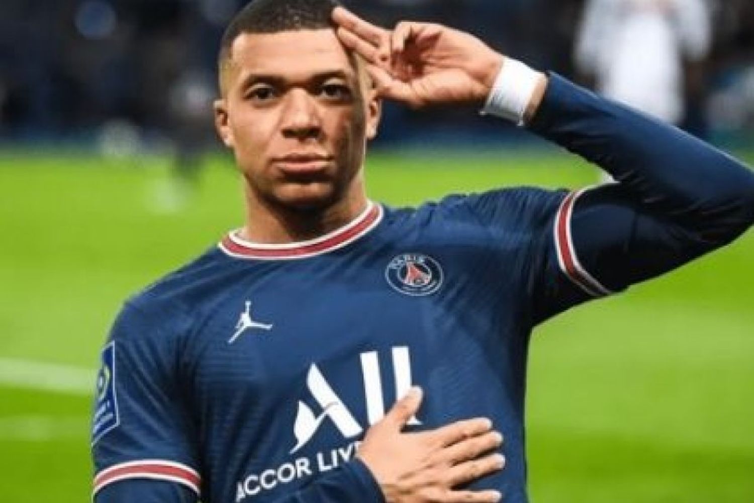 Mbappé comunicó su decisión de no seguir en el PSG