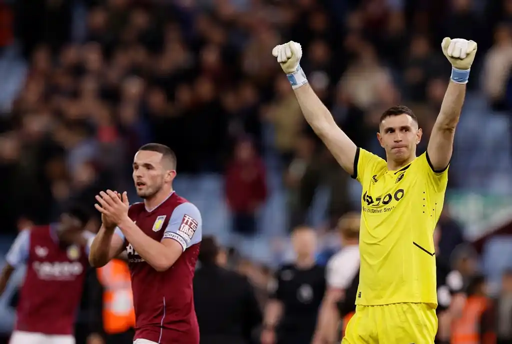 “Dibu” Martínez festeja el triunfo de Aston Villa.
