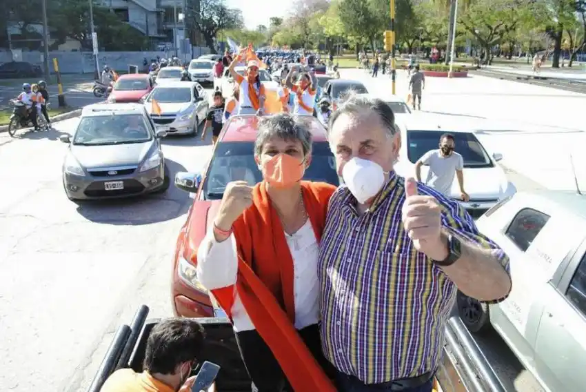 La ola naranja llegó a la casa de Gobierno