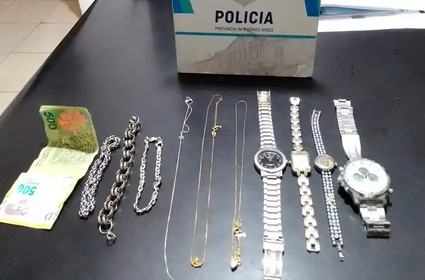 Rompen ventana y entran a robar: el dueño los descubre escondidos en el placard