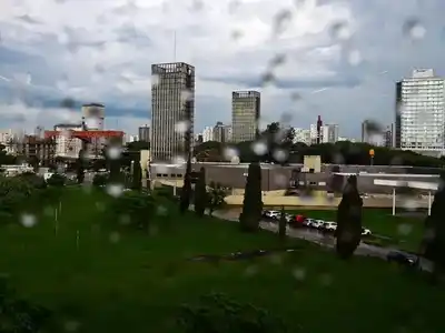 Con las recientes lluvias, alivio para el campo y desbordes en ciudades