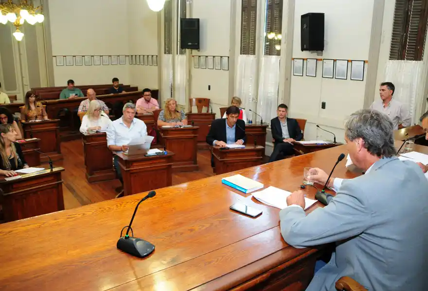 El Concejo aprobó una prórroga para que  las empresas de agroquímicos se trasladen