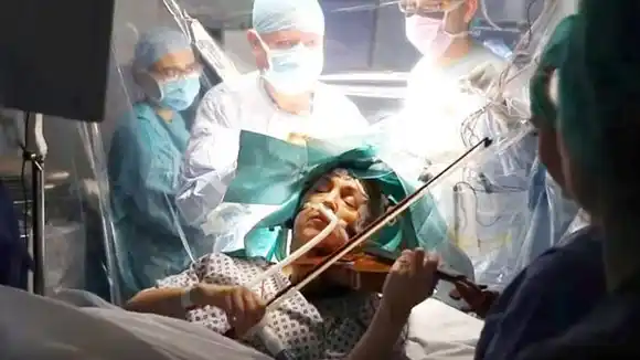 Una mujer toca el violín mientras le extirpan un tumor en el cerebro
