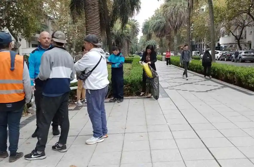 Retiran cuidacoches en Oroño al 700 por denuncias de extorsión: «Hay trapitos buenos y malos»