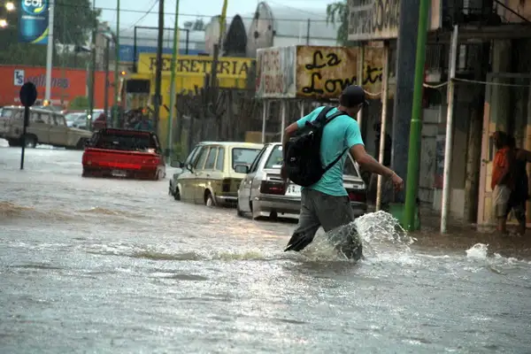 160 milímetros en 12 horas: barrios inundados y 30 evacuados