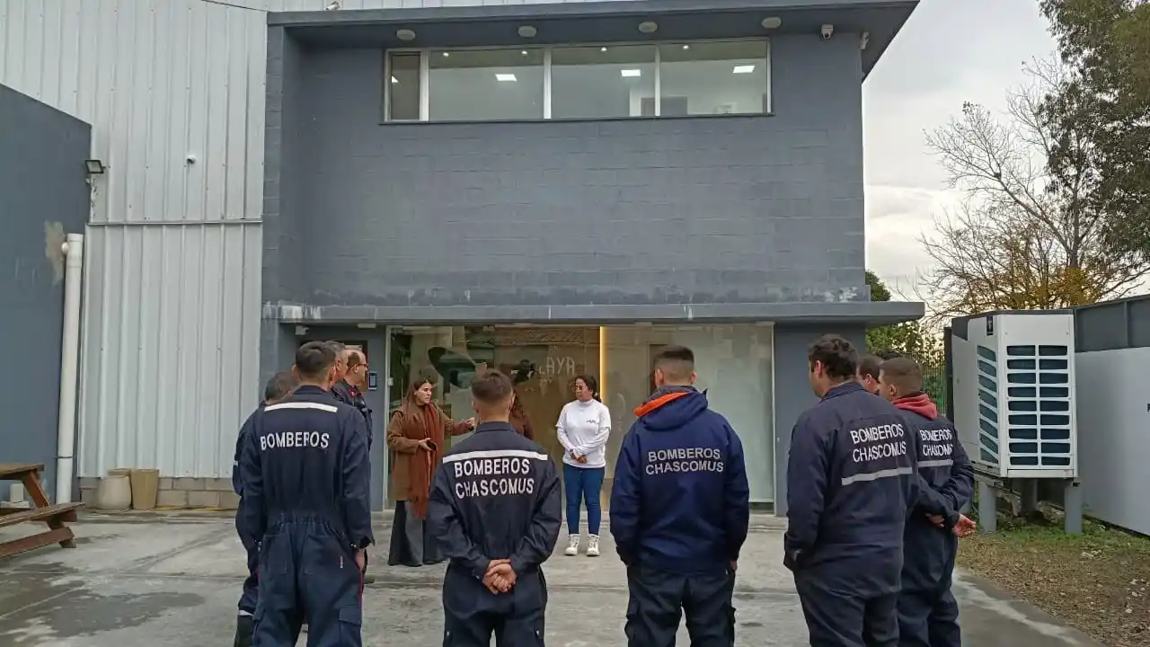 Bomberos de Chascomús realizaron una visita técnica a la nueva fábrica de Atalaya en el mítico parador de la Ruta 2