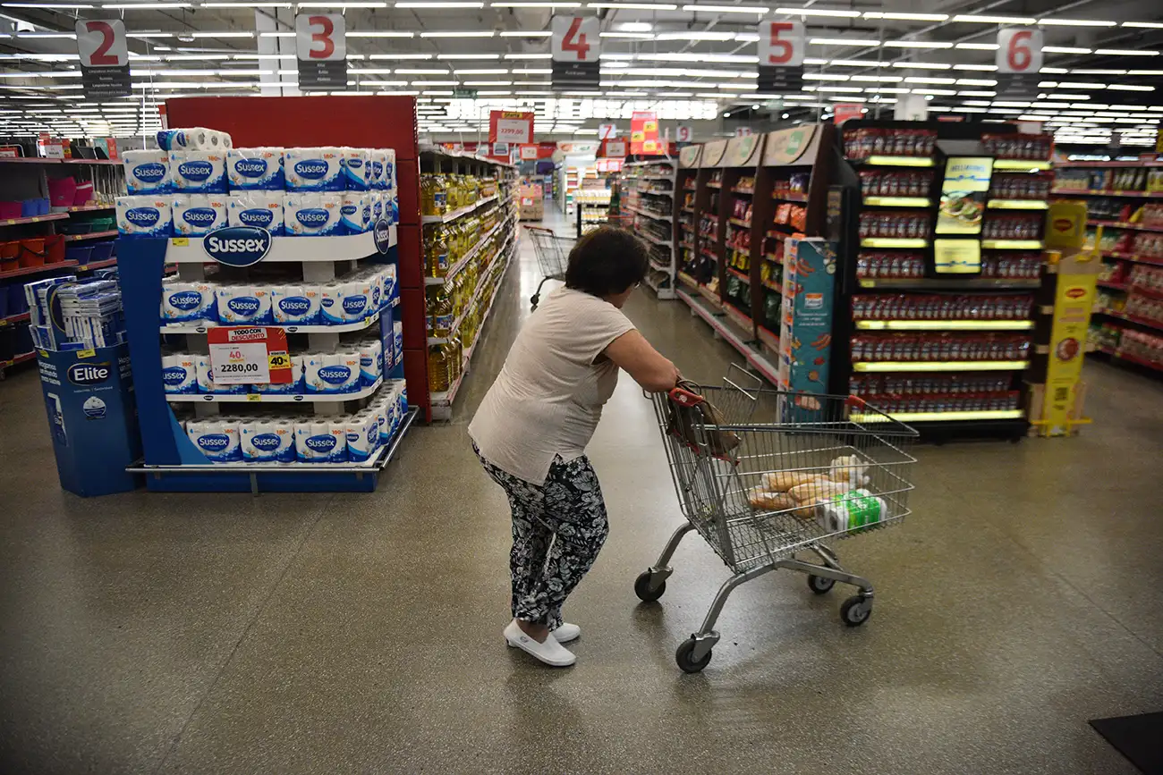 A pesar de la baja dela inflación, la gente compra sólo lo indispensable en el súper.