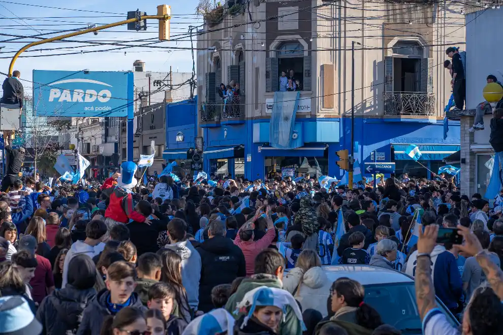 Los sampedrinos concentran en el centro para celebrar el triunfo de la Selección Argentina.