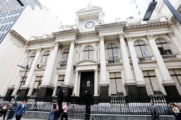 El Banco Central presentó su último balance: su pasivo bajó 56% y las reservas crecieron 28% en 2024