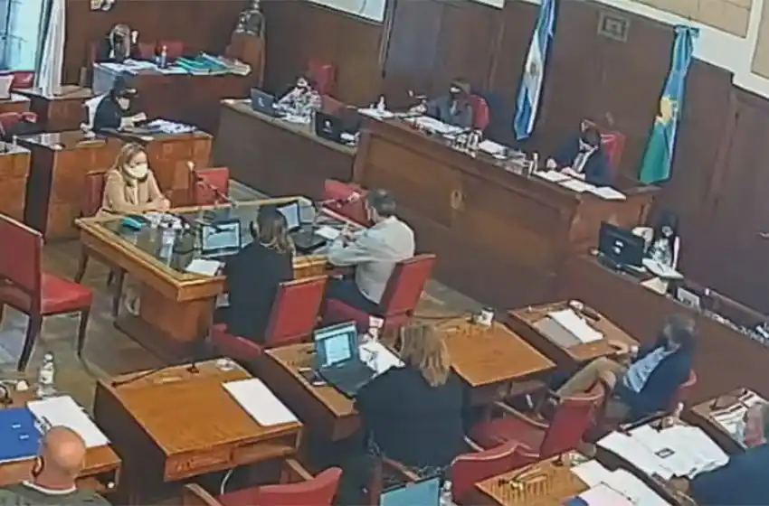 Suspenden a Defensor del Pueblo hasta fin de año por “falta de ética y decoro”