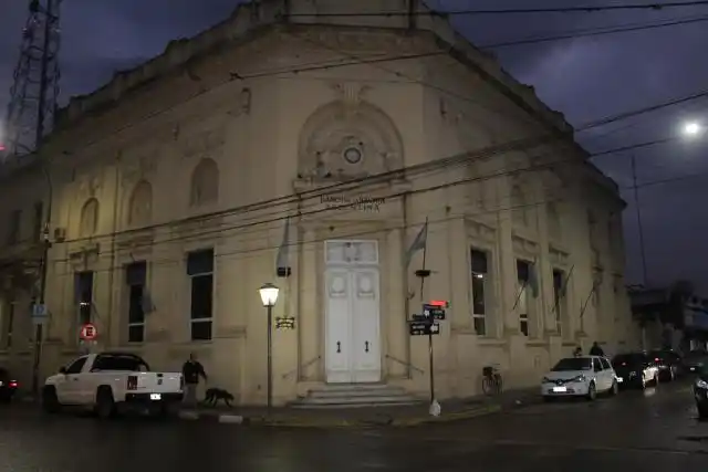 Bajó el dólar y extendieron el horario de atención bancaria