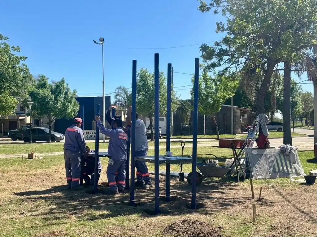 Instalan un nuevo juego en la Plaza Rodolfo Bienvenido Muriel