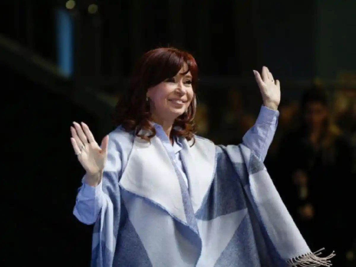 Cristina Kirchner regresa al país y retoma la campaña en La Plata