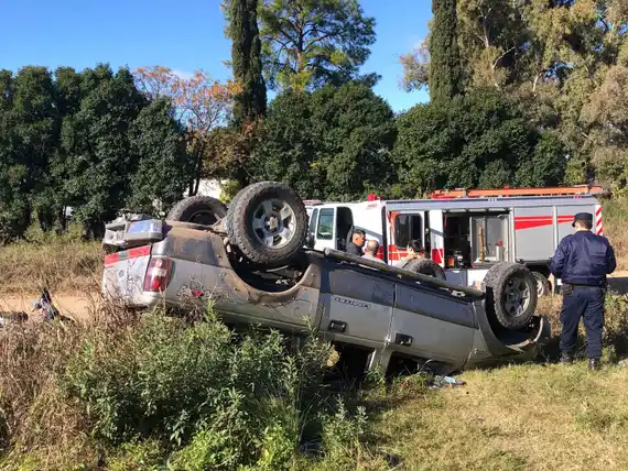 Dos personas hospitalizadas tras el vuelco de una camioneta en el camino al Primer Distrito