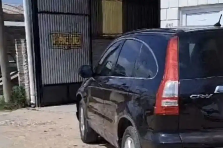 A punta de arma de fuego, dos personas asaltaron una estación de servicio en Gálvez y robaron una suma millonaria