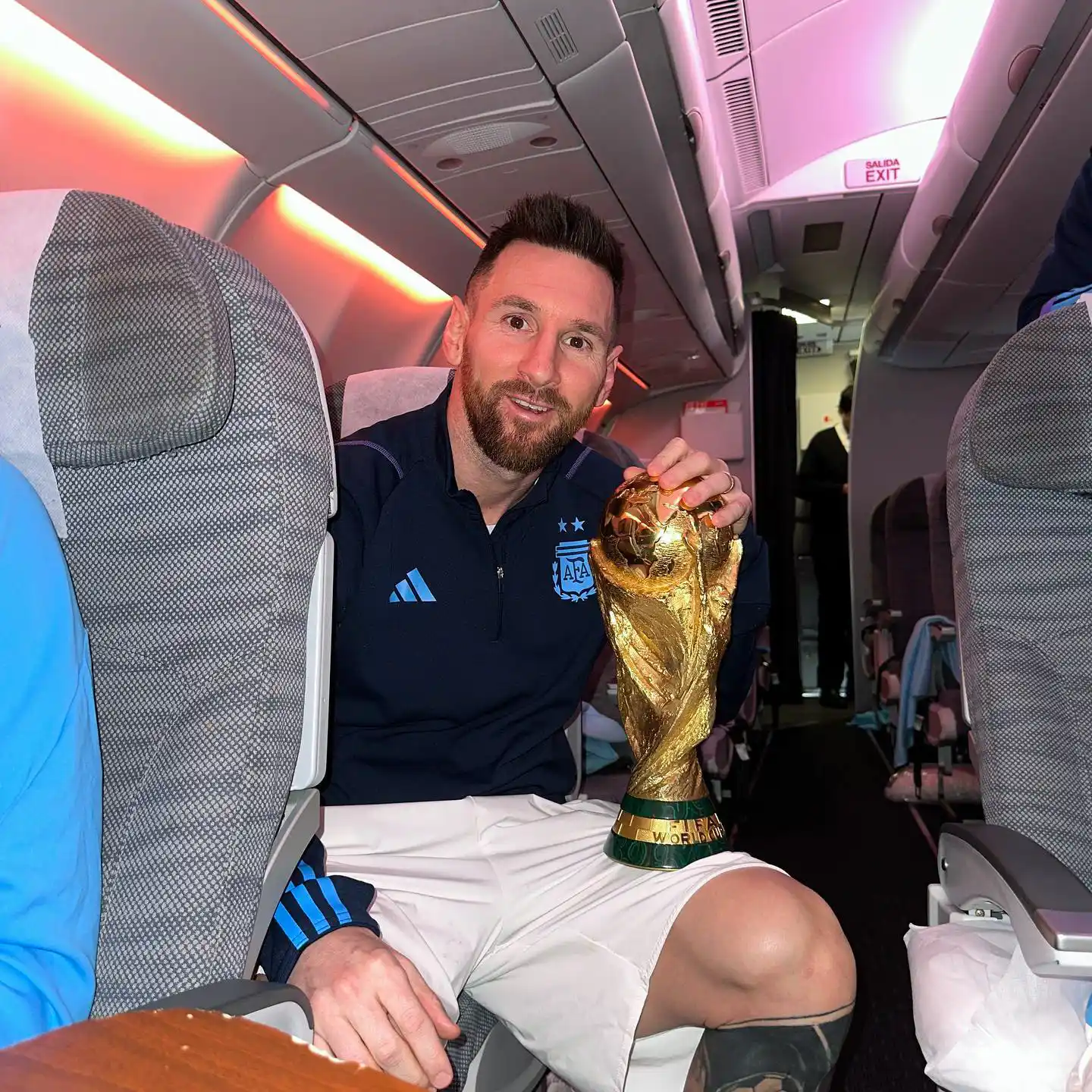 Messi, con la preciada Copa del Mundo.