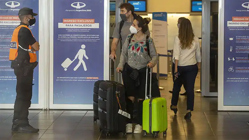 El Gobierno evalúa mantener el límite de ingreso de pasajeros al país