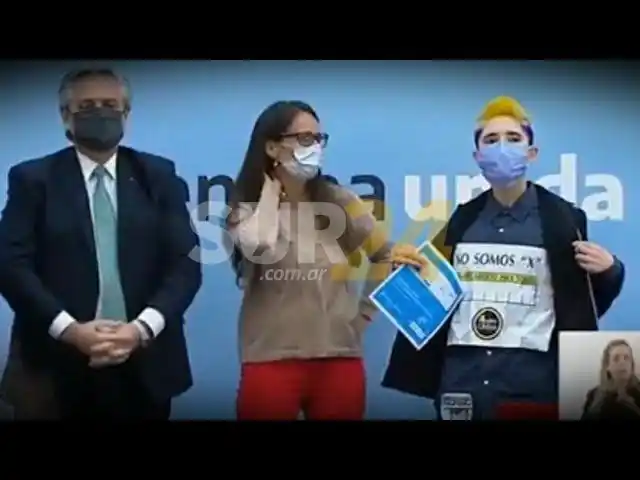 Interrumpen en la presentación del DNi no binario