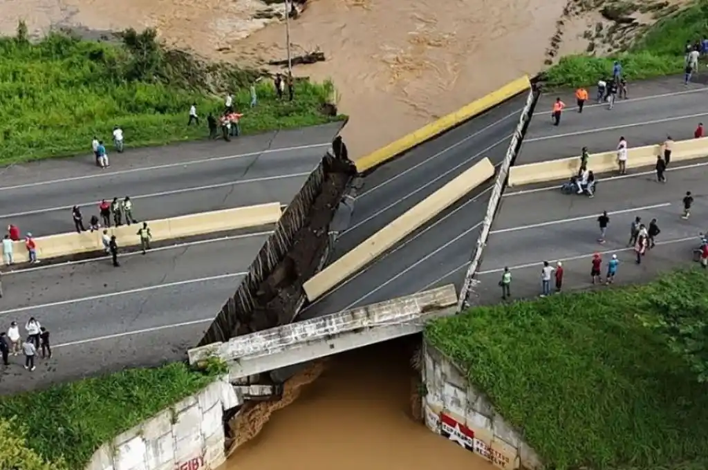 Colapsó un puente en Caracas