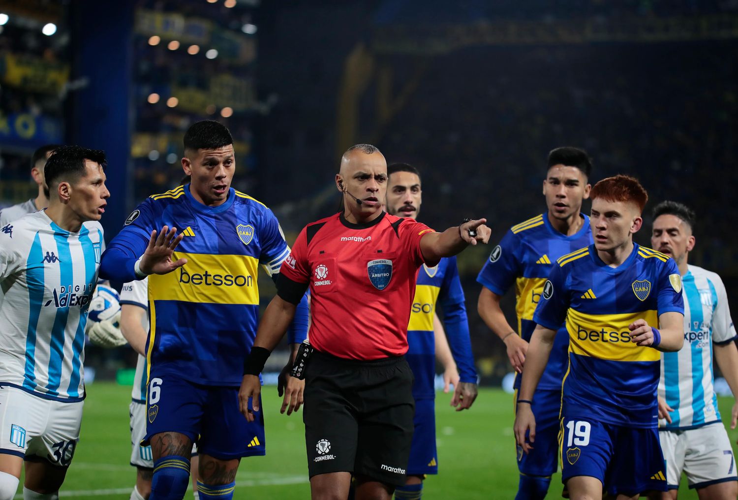 La explicación del gol anulado a Cavani: "El alcanzapelotas no tiene que colocar el balón"