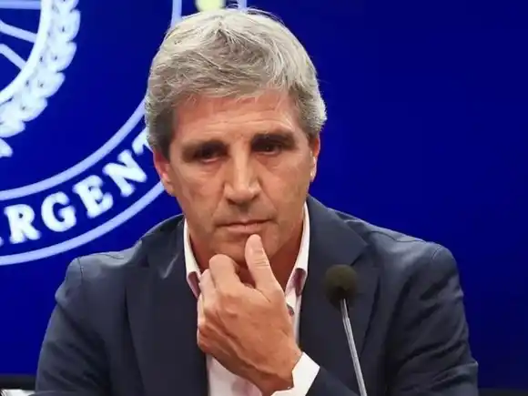 Caputo afirmó que la suba de tasas es “transitoria” y admitió impacto en la economía