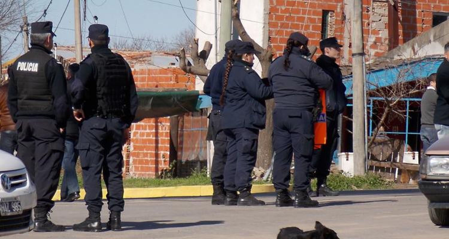 Otro policía detenido y complicado
