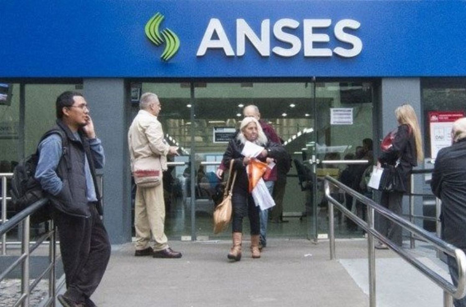 Jubilados que deben dinero a prestamistas toman créditos en Anses a tasas del 50%