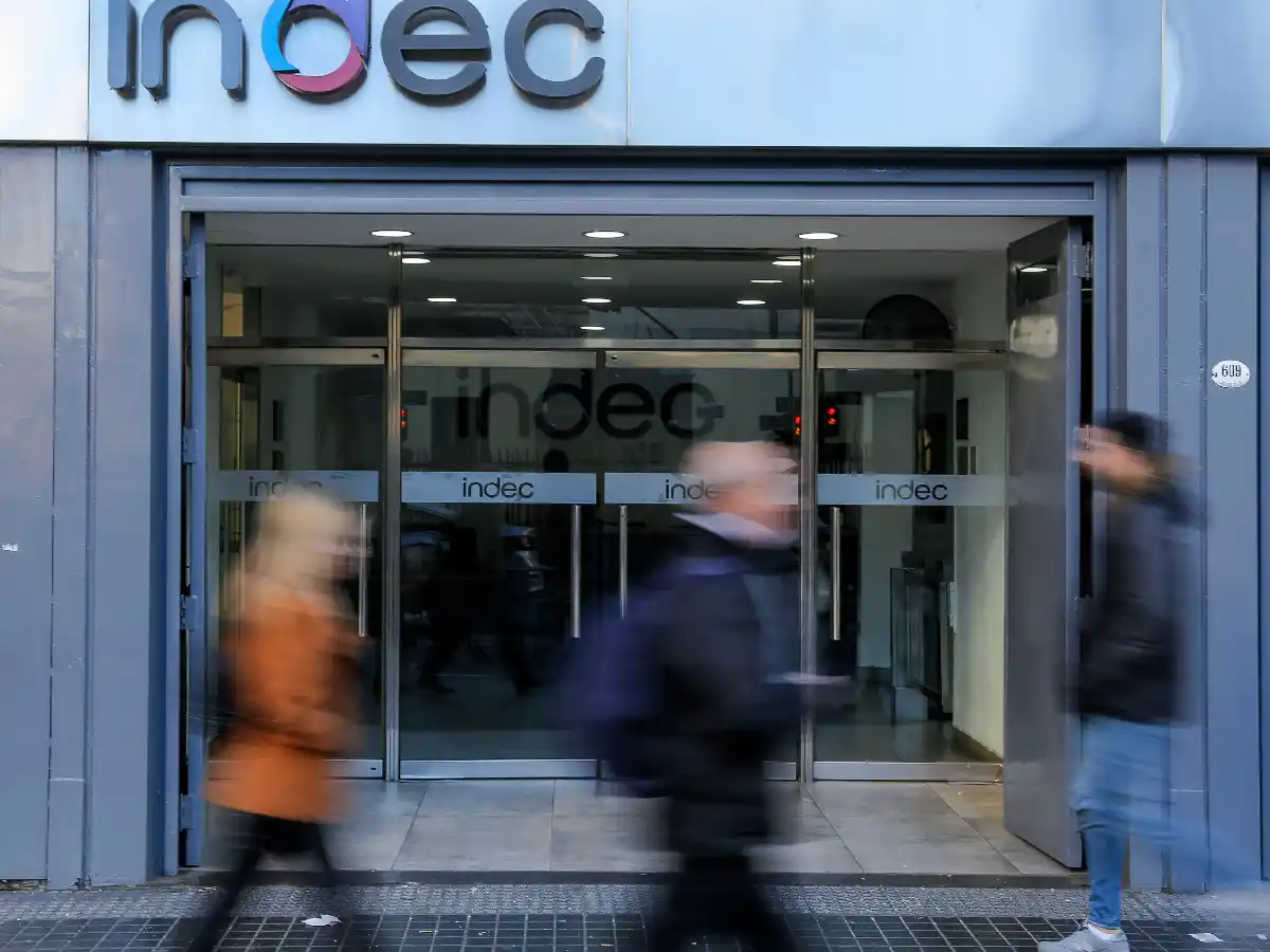 La inflación se desaceleró por tercer mes a 2,7%, pero en medio año ya acumula casi 23%