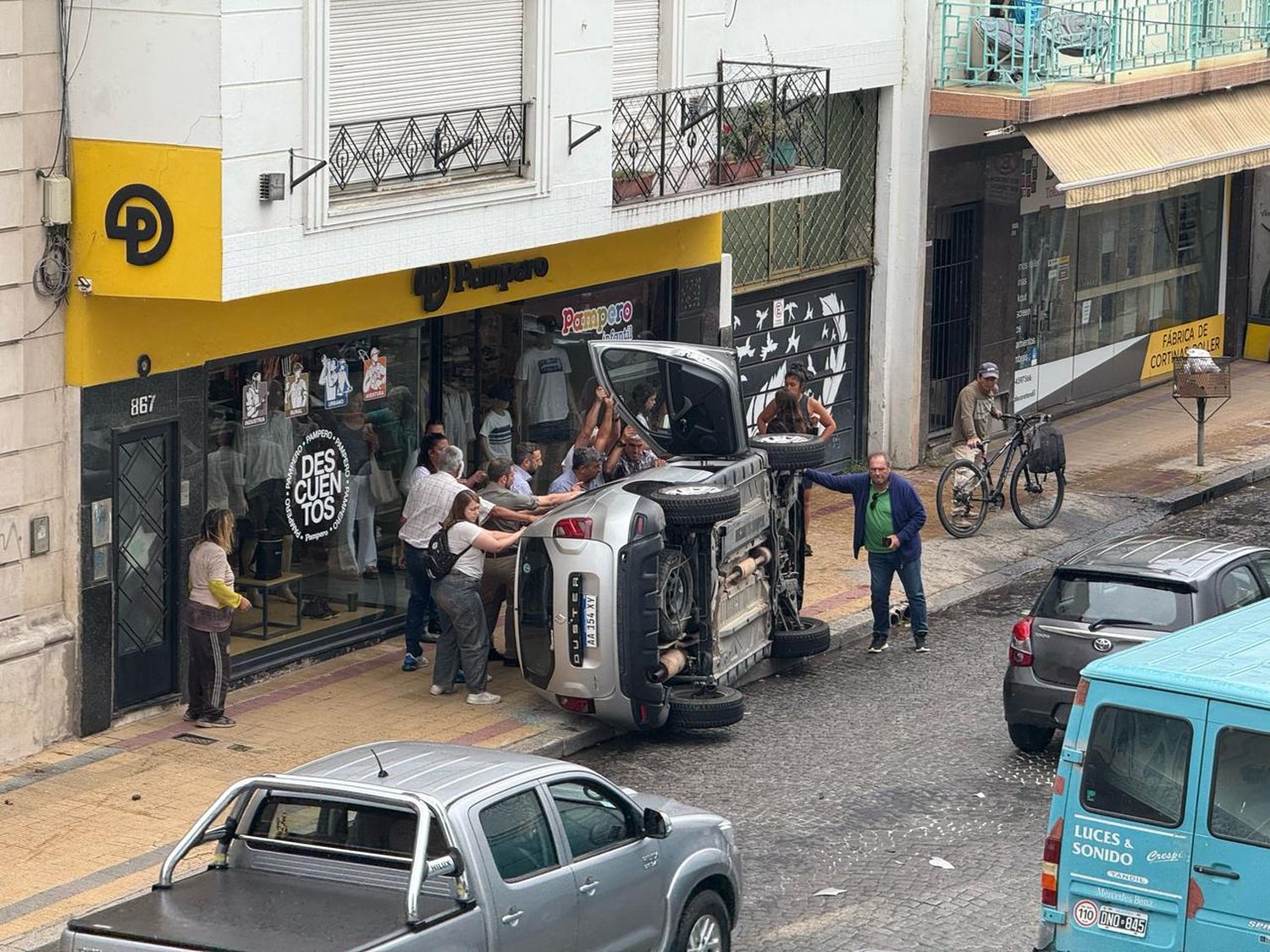 Mitre y Paz: salió del estacionamiento y colisionó con una Duster que quedó volcada sobre la vereda