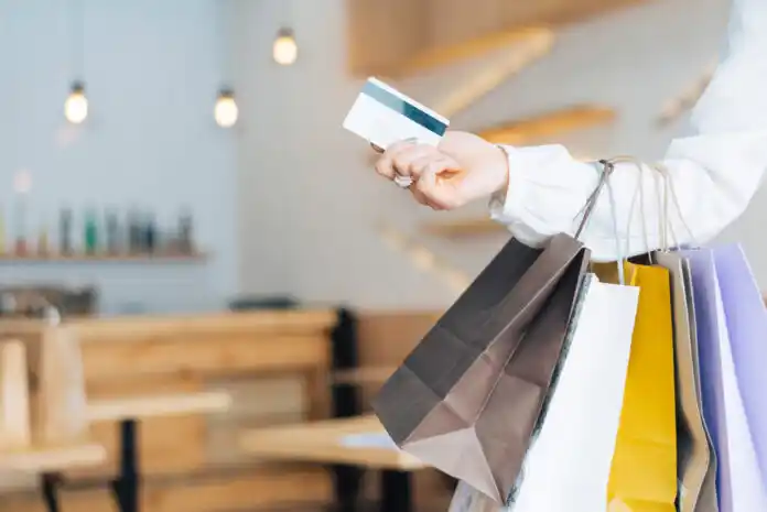 Las compras con tarjeta en los comercios.