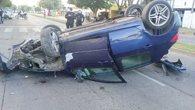 Choque y vuelco en avenida Pellegrini: fuerte operativo en la zona oeste de Rosario