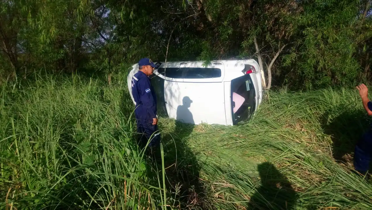 Volcó un auto en Ruta 12: madre e hija fueron trasladadas al Centenario