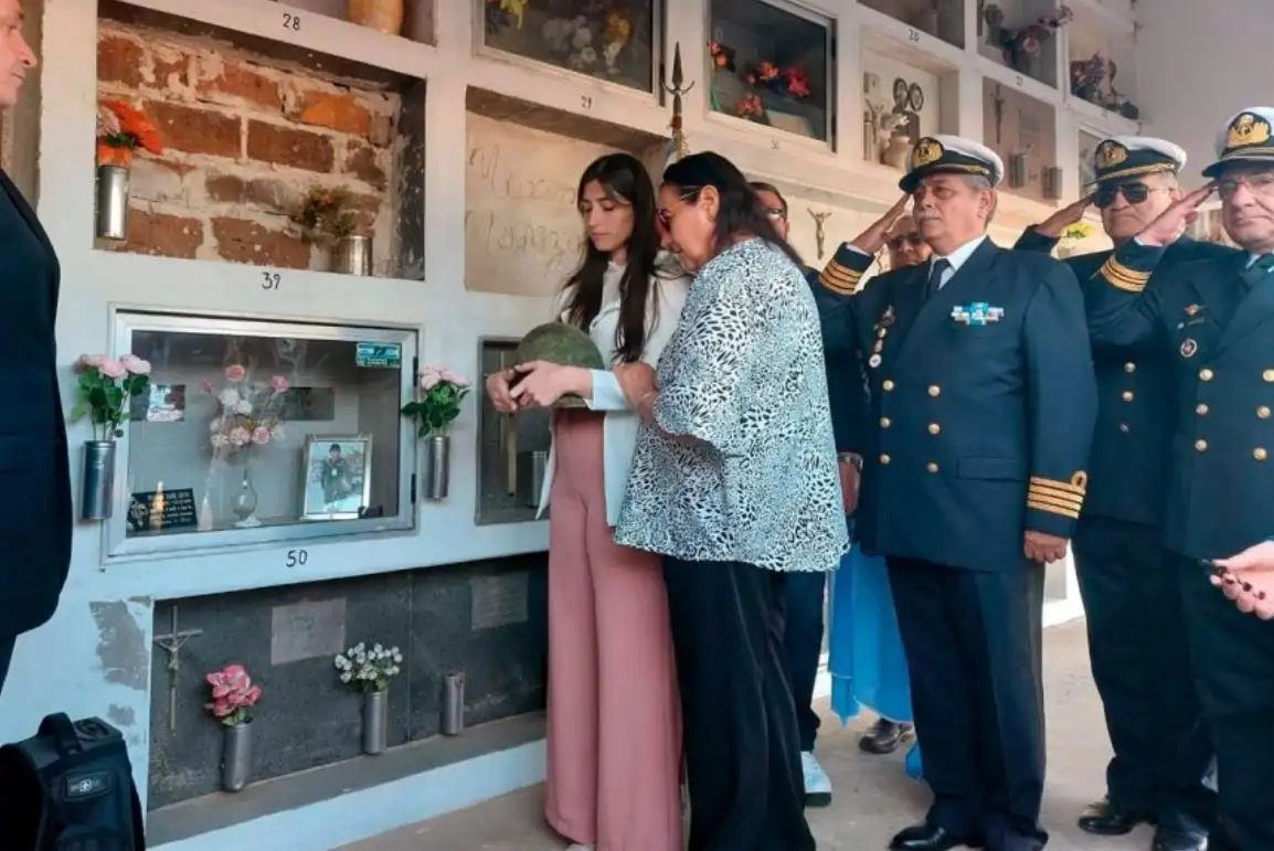 Un ex combatiente recordó al entrerriano que recuperó el casco que usó en la Guerra de Malvinas