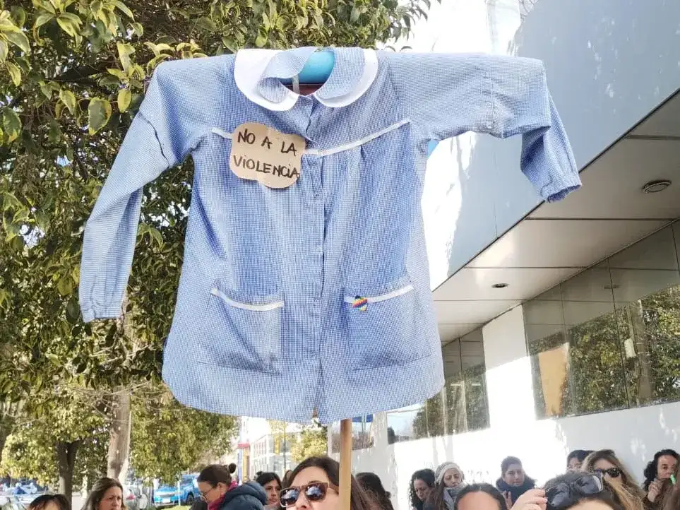 Docentes marcharon al Consejo Escolar y reclamaron medidas urgentes tras la agresión a una maestra