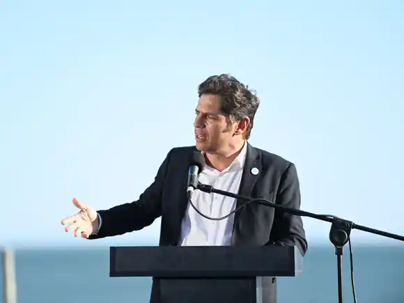 Kicillof contra el negacionismo sobre el cambio climático: "Hay rutas provinciales que se las empieza a comer el agua"