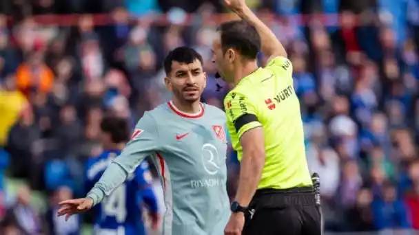 Ángel Correa junto a Guillermo Cuadra Fernández, árbitro que decidió expulsarlo.
