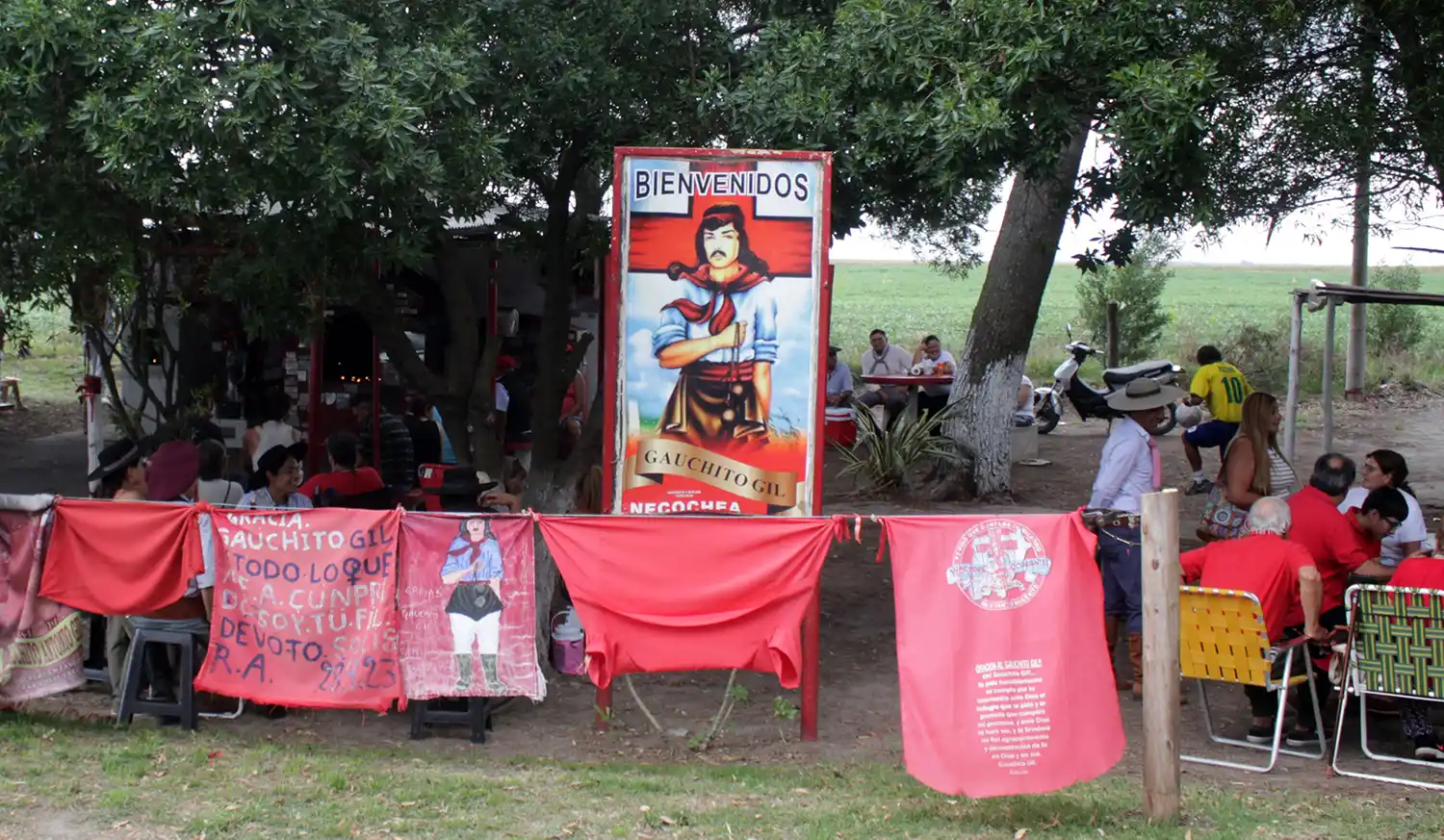 Popular. Es el santuario del Gauchito Gil, en ruta 86