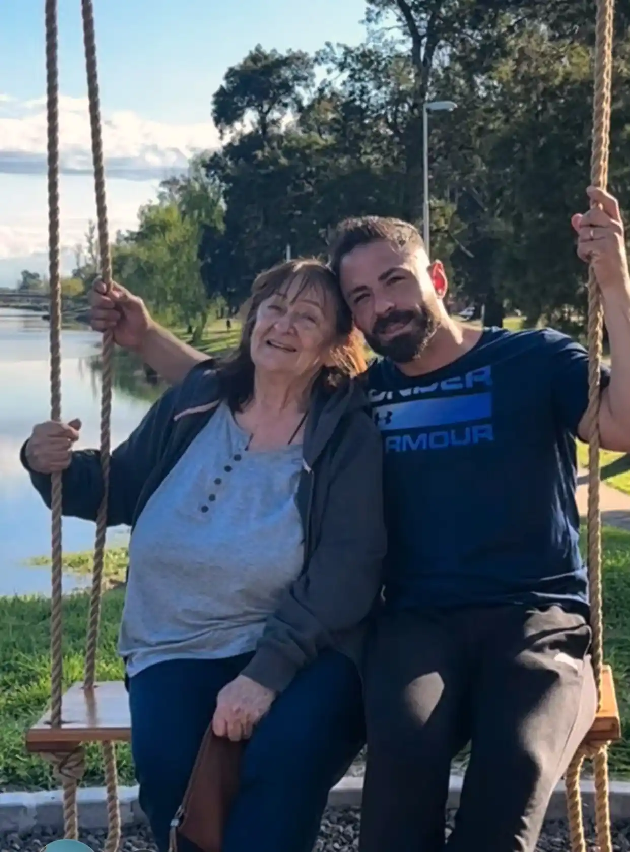 Sebastián con su mamá, María Eugenia Madoz, en una visita a Chile.-