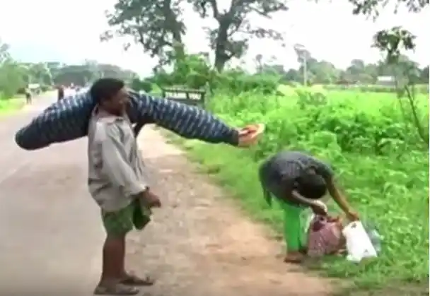 Cargó con el cadáver de su hija 15 kilómetros por falta de recursos