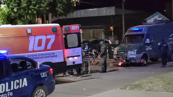 Fuerte accidente entre un furgón de Gendarmería Nacional y una motocicleta en un cruce con semáforo