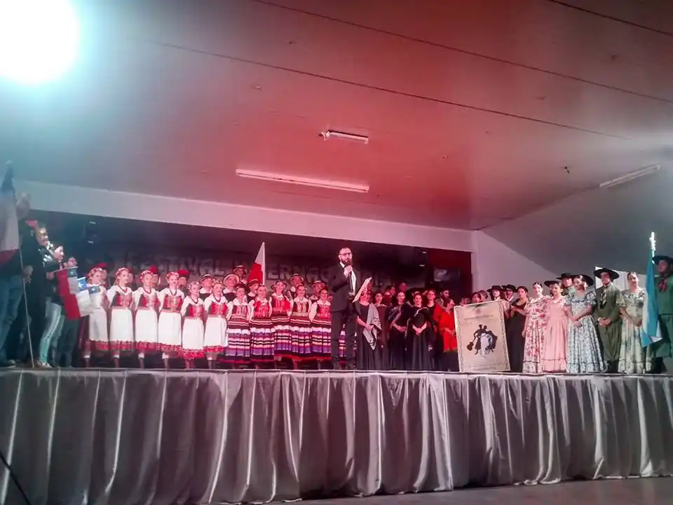 Eslovenia y Paraguay nos regalan el esplendor de sus trajes y danzas junto a la Agrupación Folklórica Lazos de Amistad