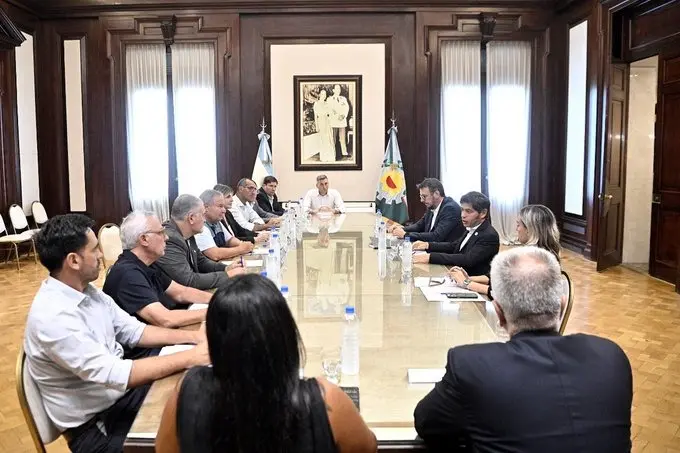 Axel Kicillof se reunió este martes con 13 intendentes bonaerenses que firmaron convenios de leasing.