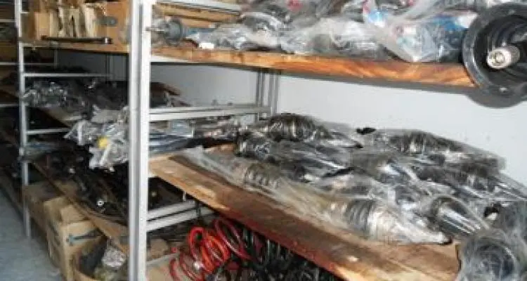 Allanan comercios por venta de autopartes usados