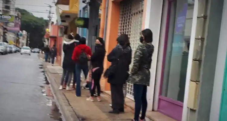 Demoras en el Banco Industrial por la caída del enlace para la conexión del sistema