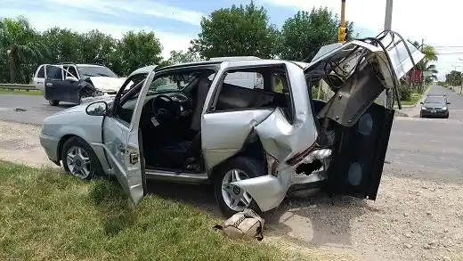 Un Chevrolet Corsa y un VW Gol chocaron en el ingreso a Valle María