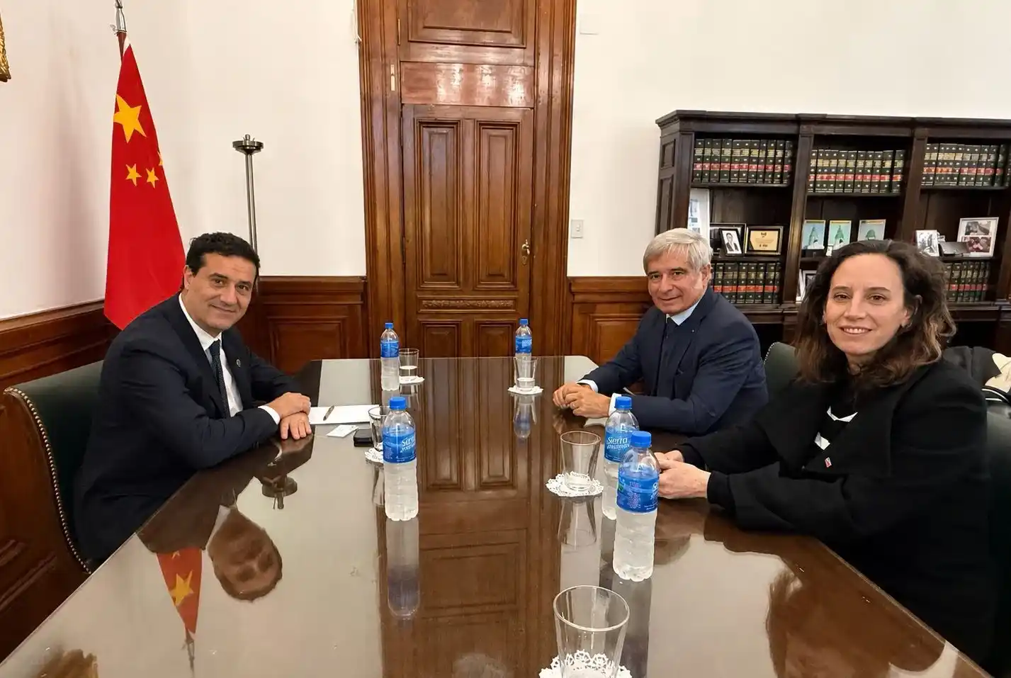 El senador nacional Maximiliano Abad mantuvo una reunión con autoridades de la Cámara Argentino China de la Producción, la Industria y el Comercio.