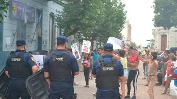 Disturbios y represión frente  a la Jefatura de Victoria