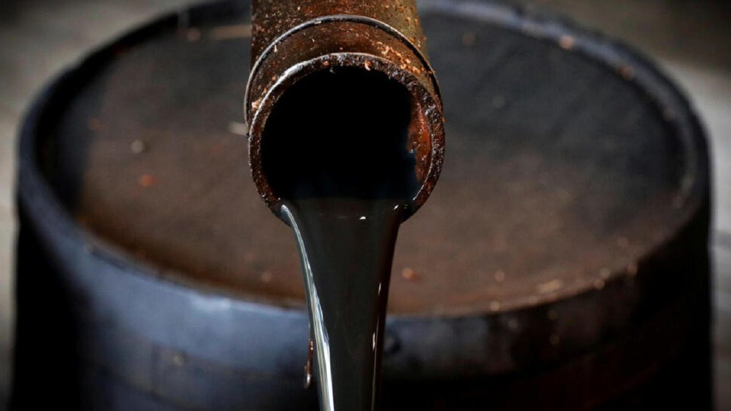 ¡EFECTO DOMINÓ! CAEN PRECIOS DEL PETRÓLEO tras levantamiento temporal de sanciones de EE.UU. a Venezuela